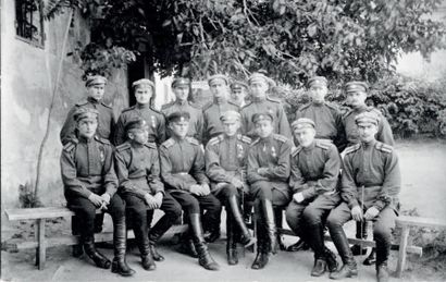 null Photographie des élèves-officiers membres du «Comité de cornettes» de l'École...