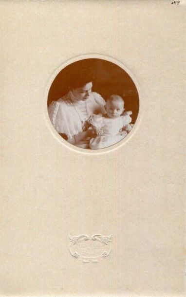 null La grande duchesse Xénia Alexandrovna (1875-1960) avec son fils Vassili. Photographie...