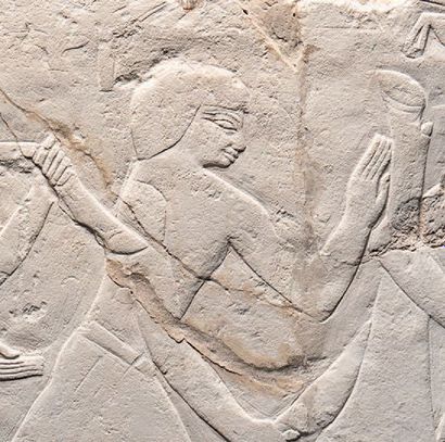 null SCÈNE DE BOUCHERIE Relief, provenant d'un mastaba, sculpté d'une scène représentant...
