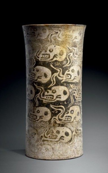 null VASE CYLINDRIQUE PEINT DE CRÂNES HUMAINS Culture Maya, Mexique
Classique récent,...
