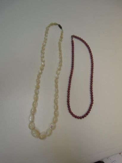 null Collier perles ovales en nacre + collier perles roses