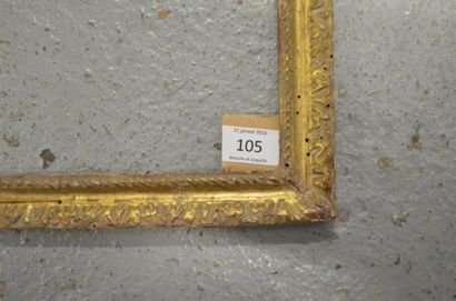 null Cadre en bois sculpté et doré à décor de frise courante. Époque Louis XIII (petits...