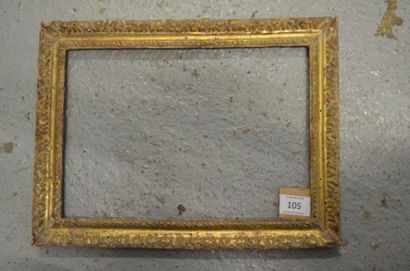 null Cadre en bois sculpté et doré à décor de frise courante. Époque Louis XIII (petits...