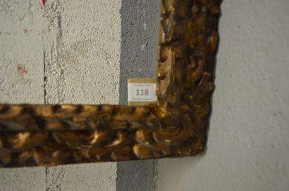 null Cadre en bois sculpté et doré à décor de feuilles d'acanthe. Époque Louis XIII...