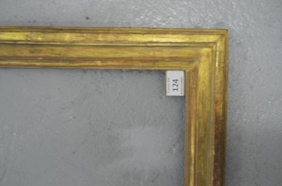 null Baguette en bois mouluré et doré. Époque Louis XVI (restaurations).
37,5 x 41...