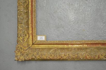 null Cadre en chêne sculpté et doré à décor Bérain. Époque Louis XIV (accidents).
42,5...