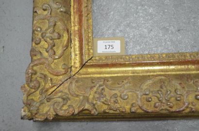 null Cadre en chêne sculpté et doré à décor Bérain. Époque Louis XIV (accidents).
42,5...