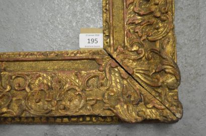 null Cadre en chêne sculpté et doré à décor Bérain. Époque Louis XIV (dorure usée,...