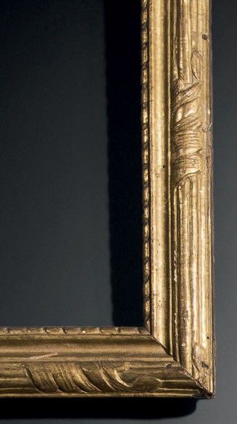 null Baguette en bois sculpté et doré à décor de faisceaux. Époque Louis XV. 45,2...