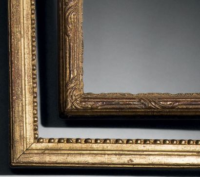 null Baguette en bois sculpté et doré à décor de perles à la vue. Époque Louis XVI....