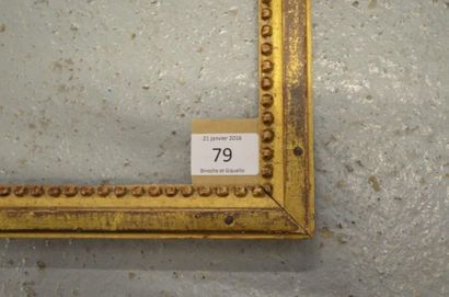 null Baguette en bois sculpté et doré à décor de perles à la vue. Époque Louis XVI....