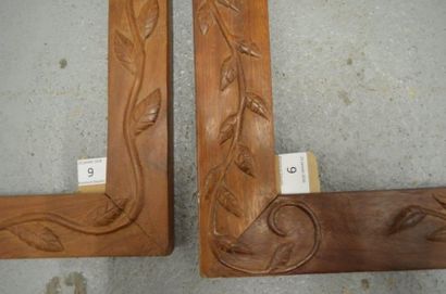null Deux cadres en bois sculpté à décor de branches de végétaux. Art populaire XXème...