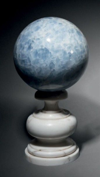 null Sphère de Calcite bleue sur socle en marbre blanc de Carrare.
D. 26 cm