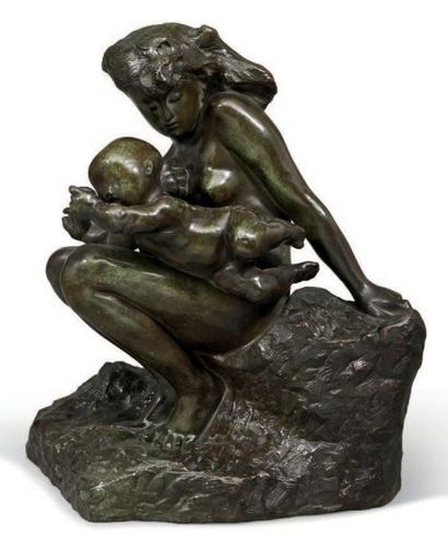 Auguste RODIN (1840-1917) La Jeune Mère
Bronze à patine brune noire nuancée de vert
Conçu...
