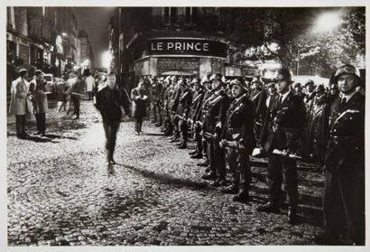 DITYVON Claude RUE MONSIEUR LE PRINCE. Paris, mai 1968. 40 x 50 cm, sous passe-partout.
Tirage...