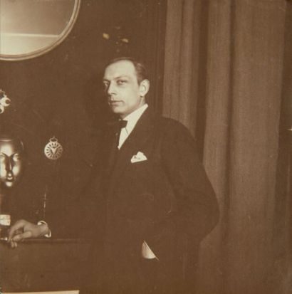 CAHUN Claude PORTRAIT D'HENRI MICHAUX. PHOTOGRAPHIE ORIGINALE. [1925]. 8 x 8,2 cm...