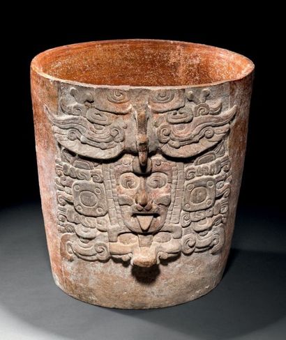 null URNE REPRÉSENTANT LA DIVINITÉ "GI"
CULTURE MAYA, NORD-EST DU PETÉN, GUATEMALA...