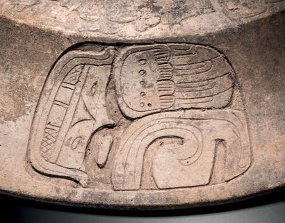 null COUVERCLE À DÉCOR INCISÉ D'UN SOUVERAIN CULTURE MAYA, NORD-EST DU PETÉN, GUATEMALA...