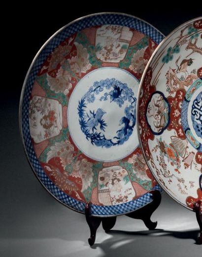 JAPON Grand plat rond en porcelaine à décor bleu, rouge et or dit Imari d'une rosace...