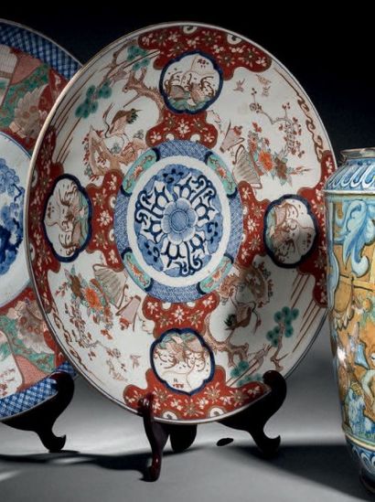 JAPON Grand plat rond en porcelaine à décor bleu, rouge et or dit Imari des trois...