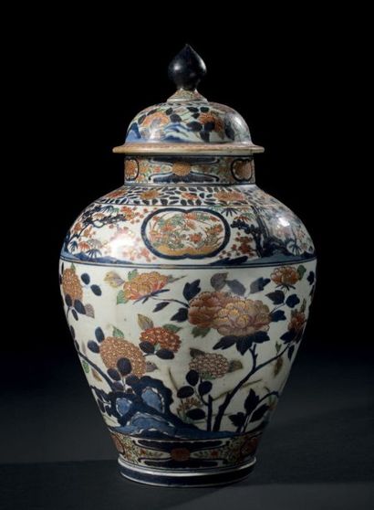 JAPON Grande potiche couverte en porcelaine à décor bleu, rouge et or dit Imari de...