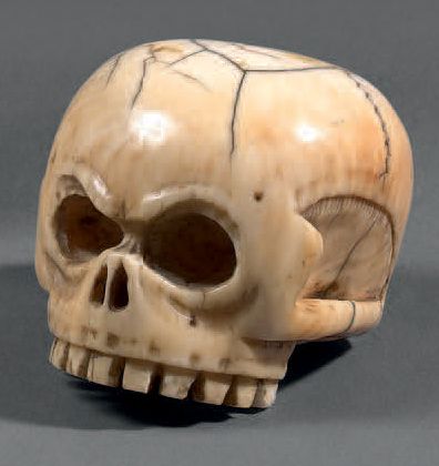 null Crâne en ivoire sculpté, à larges orbites avec arcades sourcilières et maxillaire...