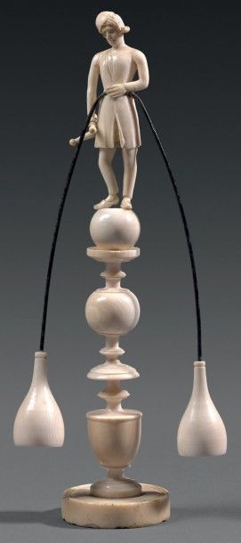 null Rare balancelle en ivoire sculpté et tourné représentant un jongleur en équilibre...