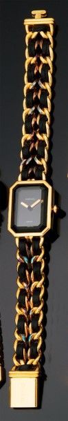 CHANEL 
Modèle "Première"
Montre-bracelet de dame, en métal doré, la montre de forme...