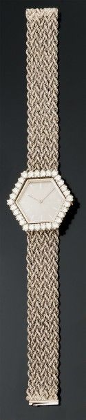 BOUCHERON, Paris 
Montre-bracelet de dame, en or gris 750 millièmes, la montre de...