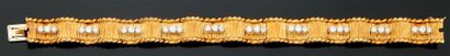 BOUCHERON, Paris 
Bracelet articulé en or jaune 750 millièmes et platine 850 millièmes...