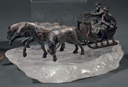 ÉCOLE RUSSE DU DÉBUT DU XXE SIÈCLE 
Trois chevaux tirant un traineau
Groupe en bronze...