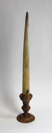 null Rostre d'espadon monté sur un socle en bois peint
H. 77 cm