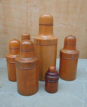 null Suite de six pots à pharmacie (?) en bois de différentes tailles
H. 8 à 23 ...
