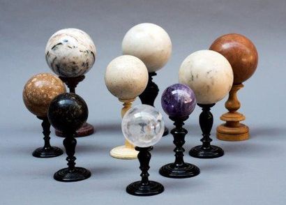 null Ensemble de neuf sphères en pierre dure posées sur des supports en bois