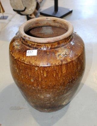 Martaban - XIXe siècle 
Pot en grès émaillé brun, l'épaulement orné de quatre anses....