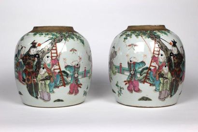 CHINE - XIXe siècle 
Paire de pots à gingembre en porcelaine décorée en émaux polychromes...