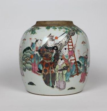CHINE - XIXe siècle 
Paire de pots à gingembre en porcelaine décorée en émaux polychromes...