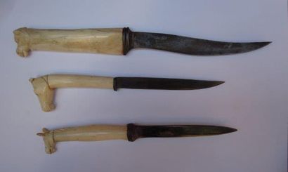 null Ensemble de trois couteaux, les manches en os
Inde L. de 18 à 24 cm