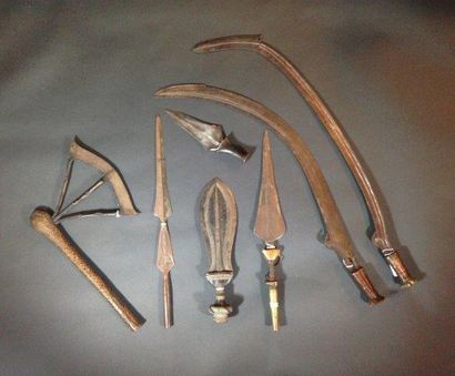 null Lot de cinq épées et dagues, d'une pointe de lance et d'une hache, RDC
A. ikul...