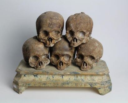 null Vanité
Composition de cinq crânes en plâtre sur une base en bois peint
40x34x18...