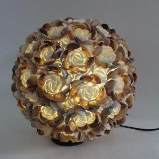 null Ensemble de deux lampes composées de coquillage formant des fleurs
H. 40 cm...