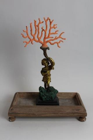 null Putto en bronze doré tenant une corne d'abondance d'où sort une branche de corail...