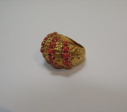 null Bague en or jaune 18 K agrémentée de cabochons de corail
Poids brut 10.80g