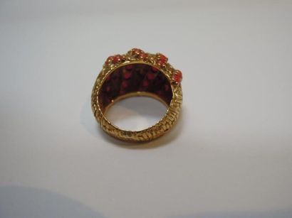 null Bague en or jaune 18 K agrémentée de cabochons de corail
Poids brut 10.80g