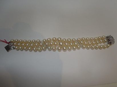 null Bracelet trois rangs de perles de culture à fermoir en or blanc 18 K et platine...