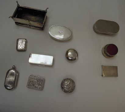 null Lot de petites boîtes et piluliers en argent et métal argenté
Poids Brut: environ...