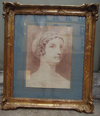 Ecole Française du XVIIIème siècle 
Portrait de jeune femme en buste
Sanguine sur...
