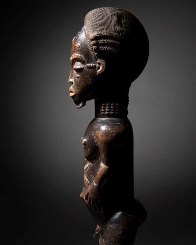 null STATUE BAOULÉ BLOLO-BIAN, CÔTE D'IVOIRE Bois à patine brun foncé noir
H. 34...