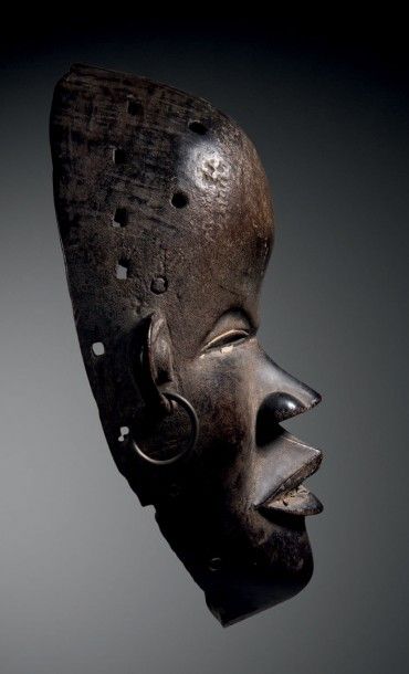 null MASQUE DAN-TOURA, CÔTE D'IVOIRE Bois à patine brun foncé noir brillante par...