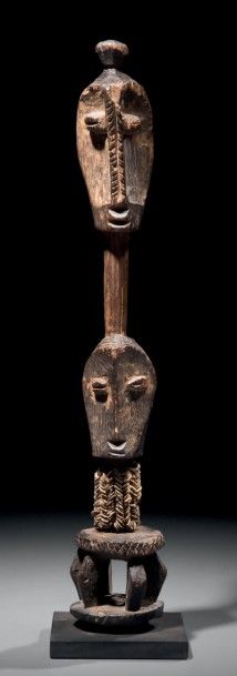 null STATUETTE LENGOLA, RÉPUBLIQUE DÉMOCRATIQUE DU CONGO Bois à patine brune, coquillages,...